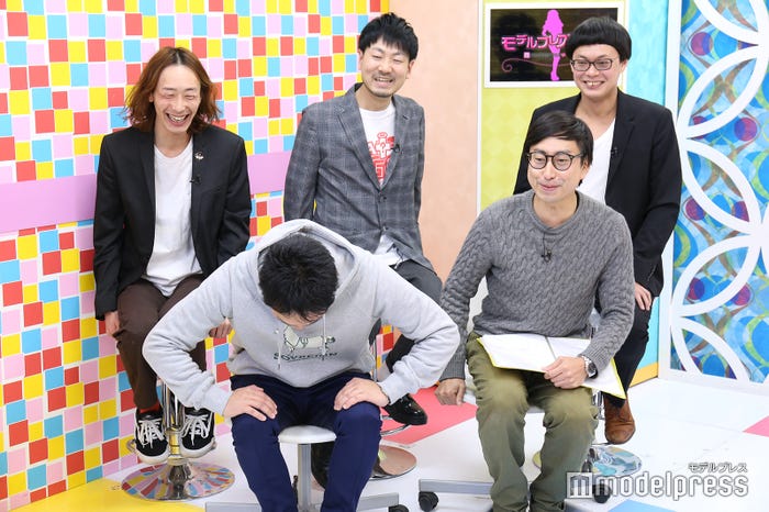 繰り返し頭を下げる武智 (C)モデルプレス