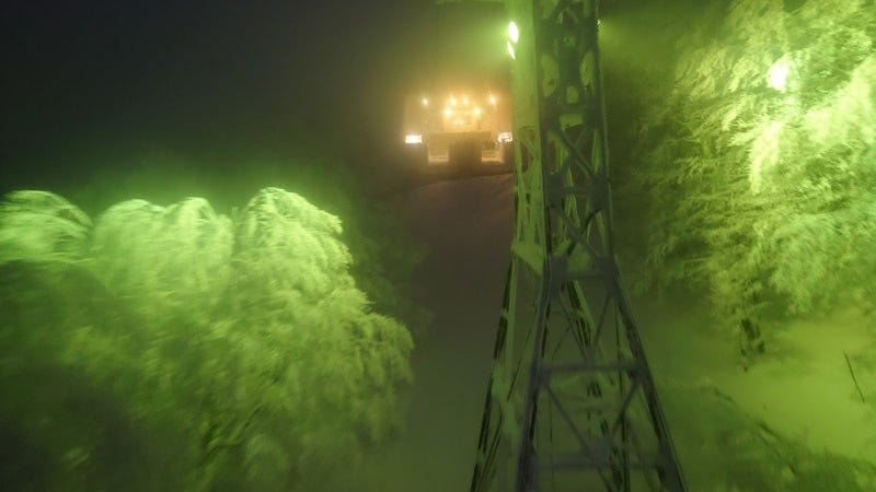 ロープウェイ山麓線から望む夜の樹氷高原駅。暗闇の中からこのライトアップが見えてくるとホッとします（2024年1月27日撮影）