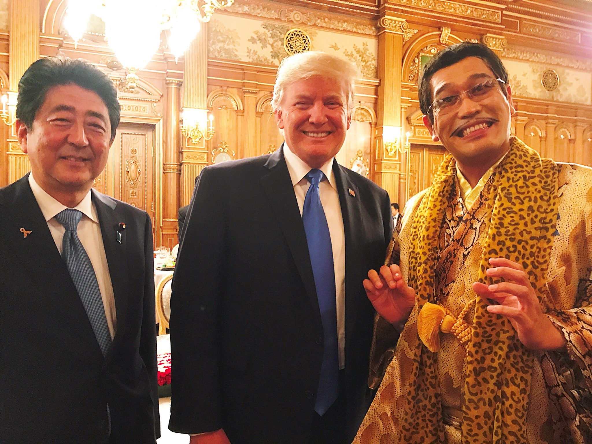ピコ太郎、トランプ大統領・安倍首相と歴史的3ショット実現