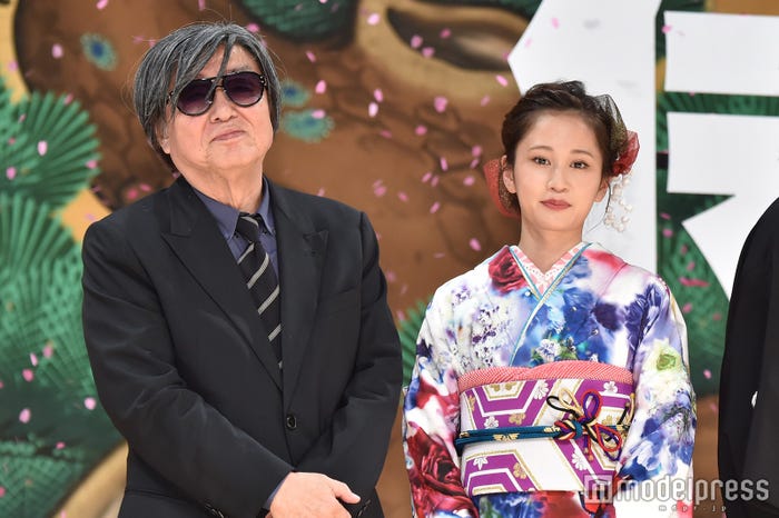 鶴橋康夫監督、前田敦子(C)モデルプレス