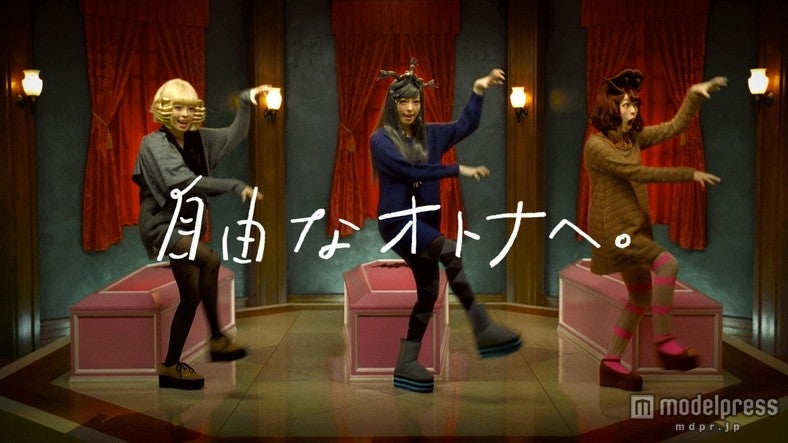 きゃりー扮する“きゃりーかむかむ”／「g.u.」新CM「ファッションモンスター the ファイナル」篇より