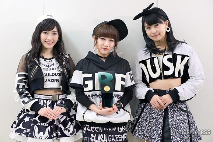 6冠を成し遂げたAKB48(左から)渡辺麻友、高橋みなみ、小嶋真子