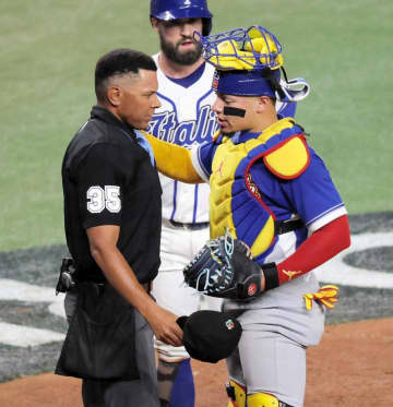 WBC準決勝でアクシデント ベネズエラ剛腕の98マイルが球審のマスク直撃 サイン違いかピッチコムの異常か スタンド騒然