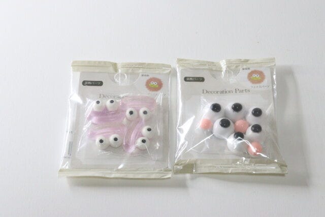 セリア デコパーツ フェイスパーツリップ4P デコパーツ フェイスパーツ目玉3P セリア デコパーツ フェイスパーツリップ4Pとデコパーツとフェイスパーツ目玉3Pのパッケージ