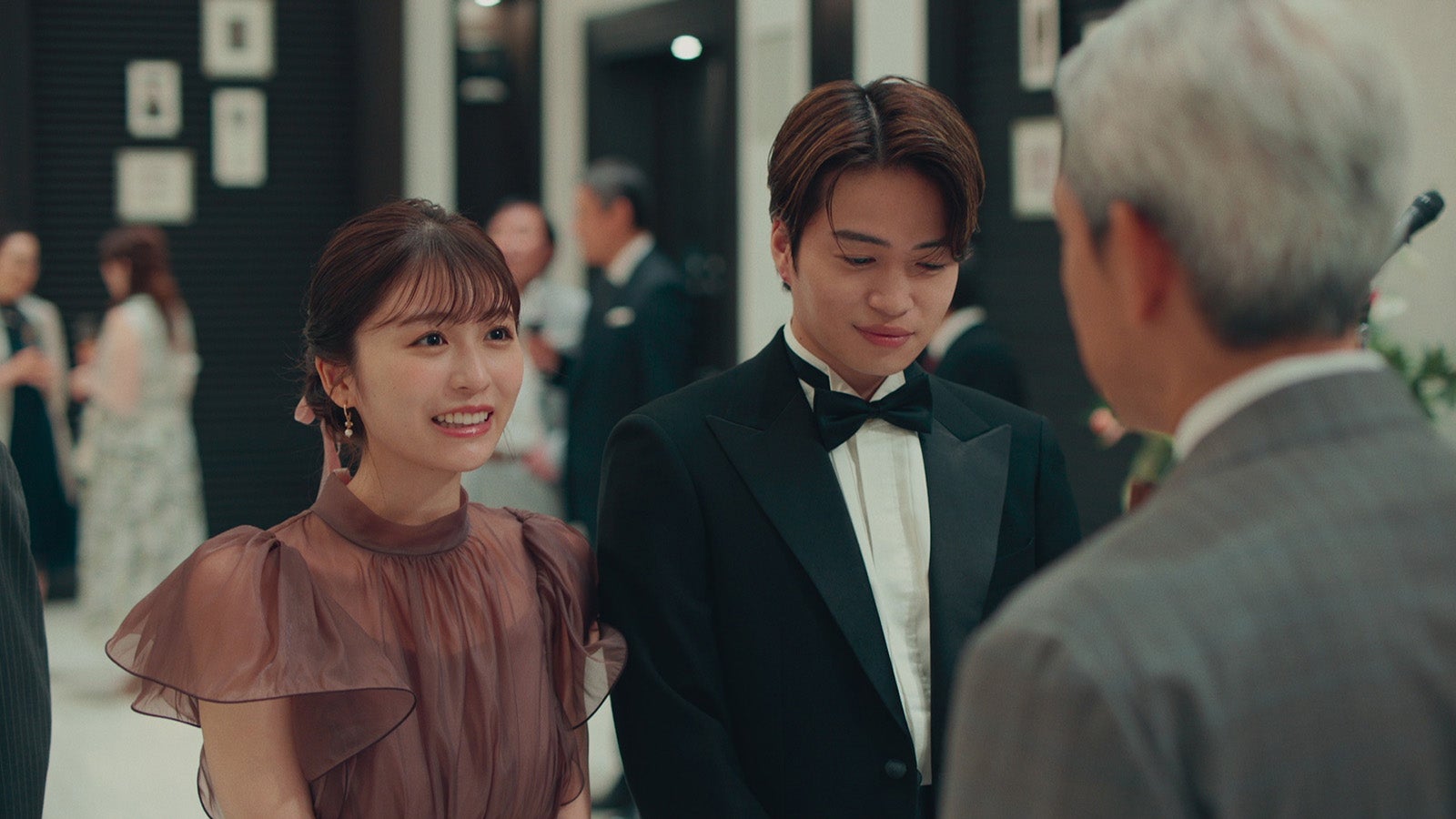 長濱ねる、菊池風磨、鶴見辰吾「ウソ婚」第3話より（C）カンテレ／ジェイ・ストーム