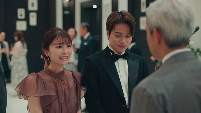 長濱ねる、菊池風磨、鶴見辰吾「ウソ婚」第3話より(C)カンテレ/ジェイ・ストーム