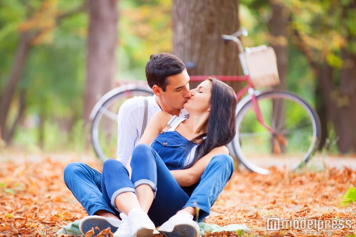 後ろからのキスはドキドキが止まらない!(Photo by Masson)