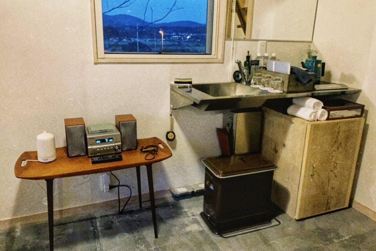 白のミンカ部屋の中