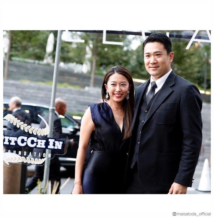 里田まい、胸元大胆黒ドレスで夫・田中将大と2ショット「素敵すぎ」と反響