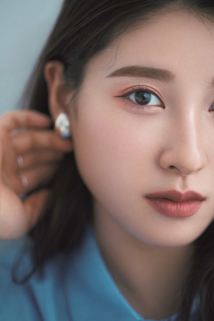 土屋太鳳/Georgeによる韓国女優メイク/撮影:岡本 俊(画像提供:小学館)