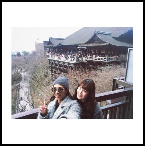 弾丸京都旅行を楽しむ今井華（左）と筧美和子（右）／今井華オフィシャルブログ（Ameba）より【モデルプレス】