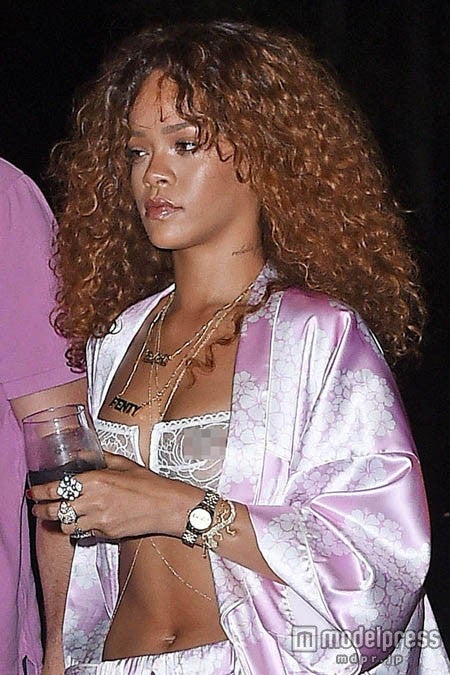 パジャマの下にシースルーブラ。FameFlynet Pictures／Zeta Image