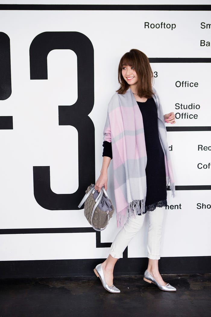 ニットワンピース¥21,000/Rirandture スキニーパンツ¥2,990/AMERICAN HOLIC(AMERICAN HOLIC プレスルーム) ネックレス¥13,000/Aleksia Nao(imac) ストール¥15,000/インターモード(インターモード川辺) バッグ¥6,900/LAUGOA パンプス¥16,000/ダニエラ タム(ダニエラ&ジェマ)(C)TOPLOG