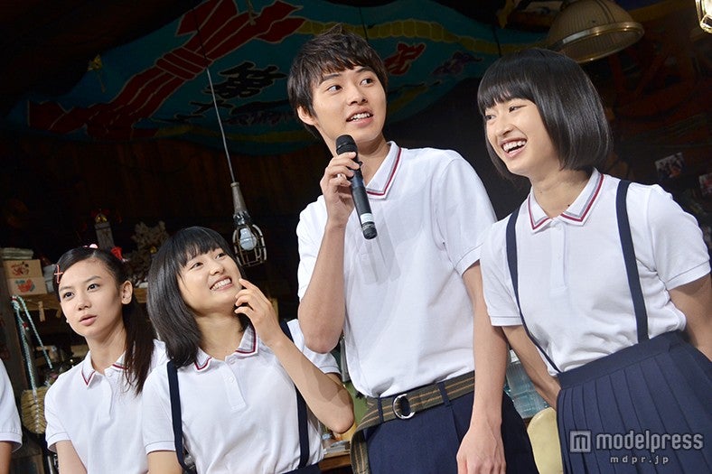 （左から）清水富美加、土屋太鳳、山崎賢人、門脇麦