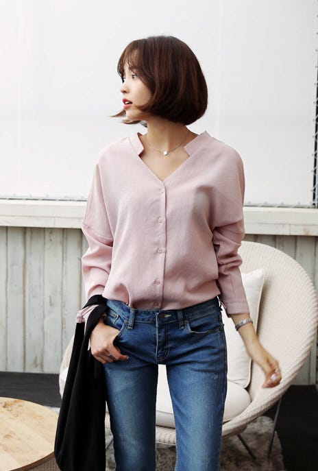 Vネックオーバーブラウス・全4色「DHOLIC」3,607円(税込)/画像提供:DHOLIC