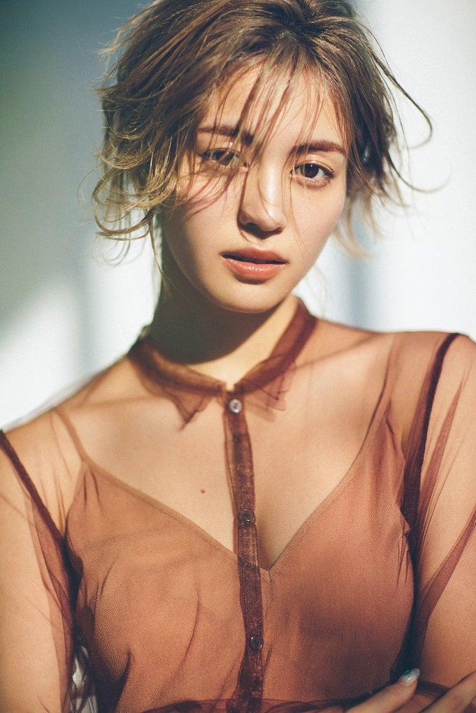 E-girls楓の“エモい”表情にうっとり　シースルードレスで大人の魅力