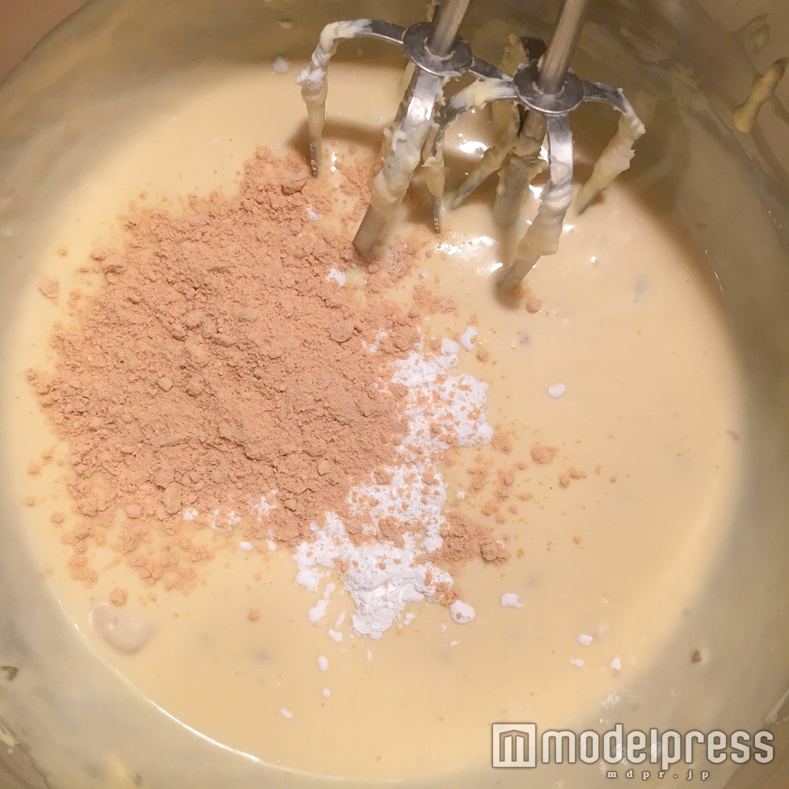 材料を入れて混ぜよう／画像提供：柏原歩