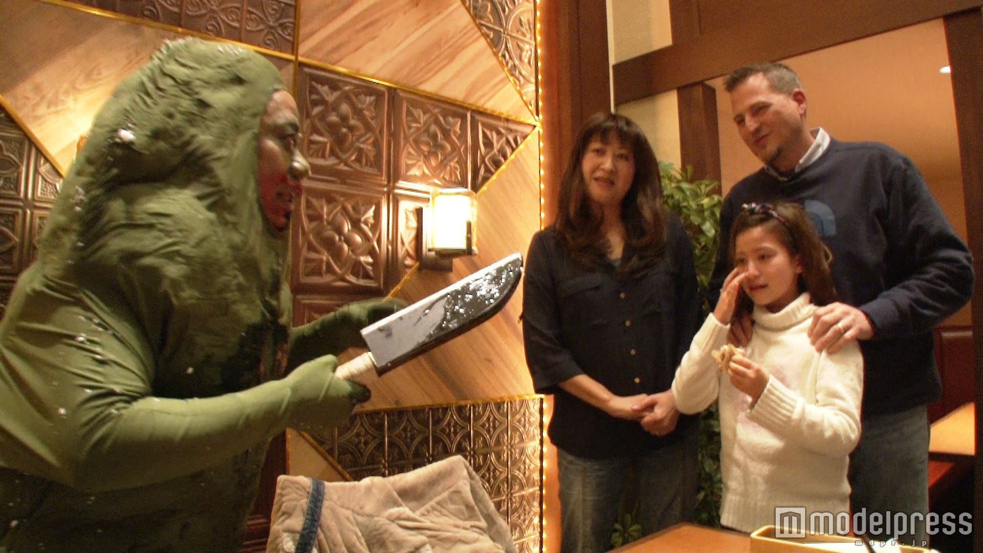 でらりひょんがシャイリーちゃんにお仕置き／画像提供：毎日放送