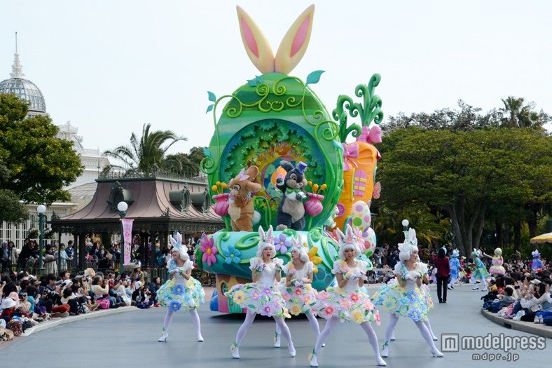 イースターバニーたちが出迎えるイースターガーデンの入口