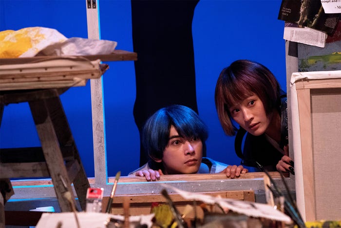 目をかっと見開いた良男、その視線の先には…(C)2018 『猫は抱くもの』製作委員会