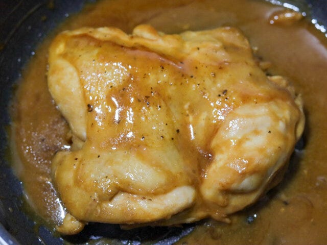 調味料を皮にかけず周りに入れ、皮の部分は最後にサッと絡める程度にするとパリパリに仕上がります。