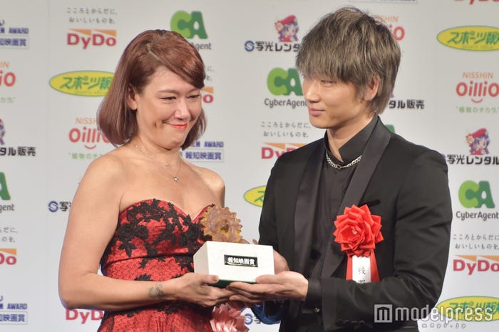 LiLiCoと綾野剛 (C)モデルプレス