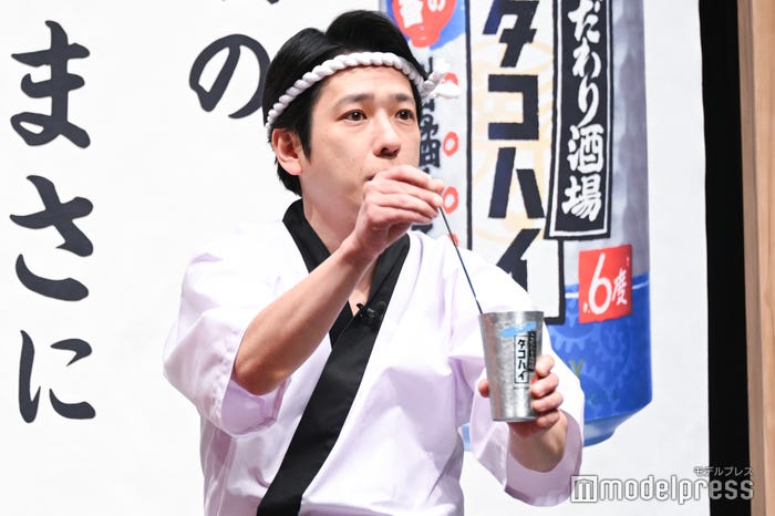 一瞬でお酒を完成させた二宮和也(C)モデルプレス