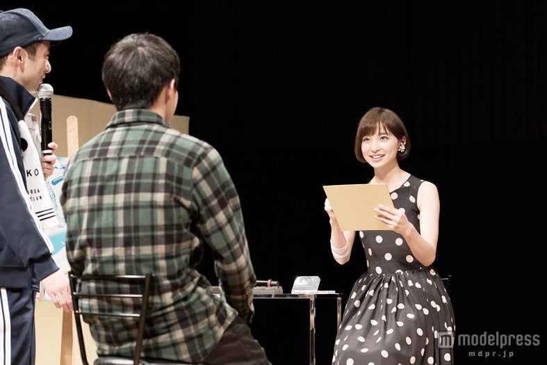 美術の時間／ファンの似顔絵を描く篠田麻里子