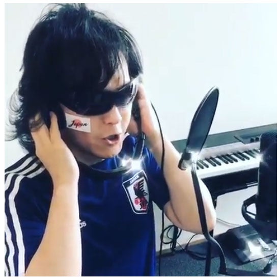 X JAPAN・Toshl、日本代表のユニフォーム姿で応援歌熱唱「半端ない」「素晴らしい美声」と注目集まる