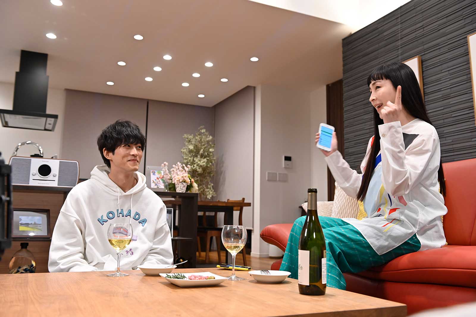 松坂桃李、麻生久美子 （C）テレビ朝日