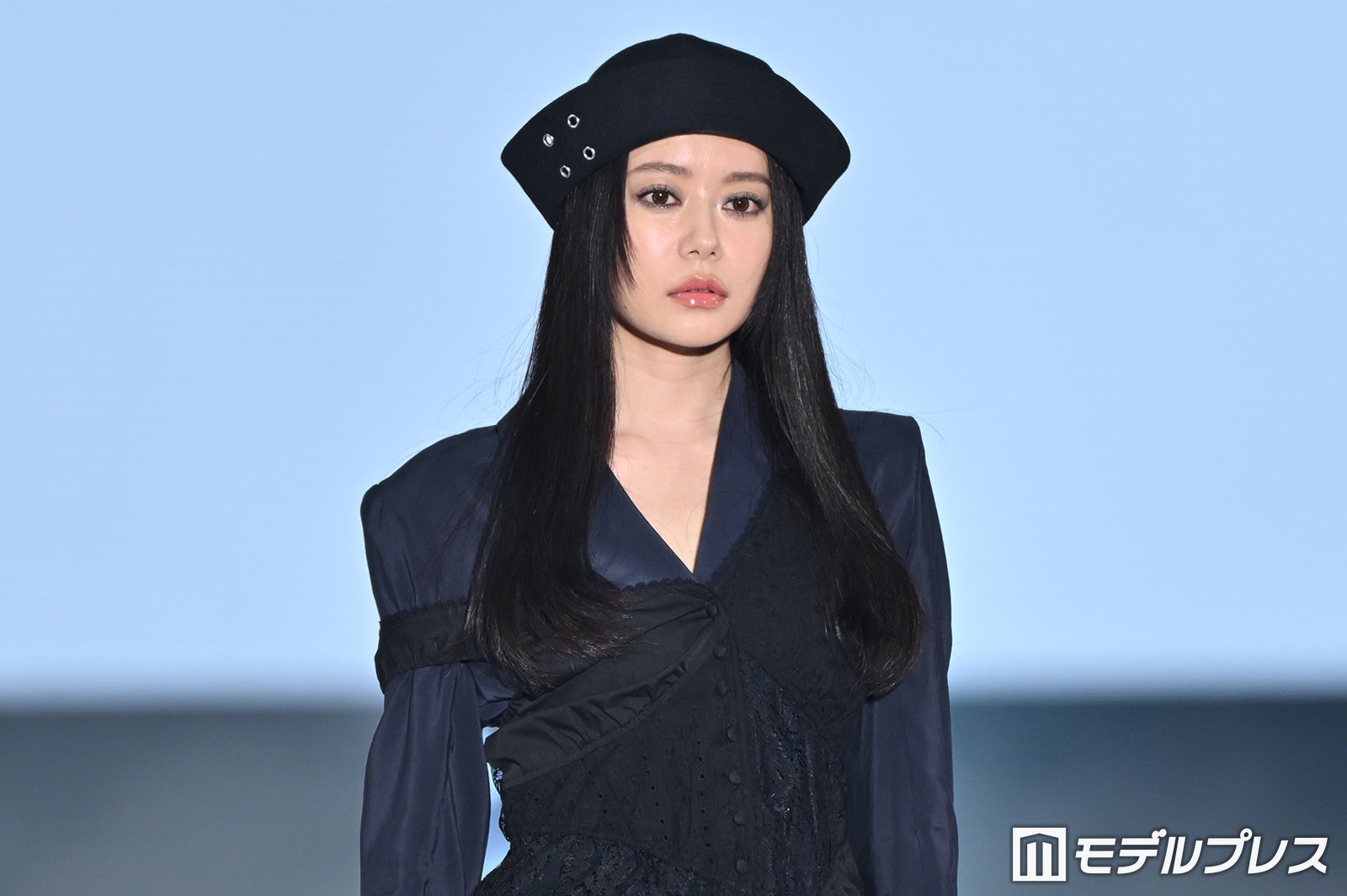 なごみ、レースタイツから美脚のぞく オーラ放つ全身ブラックコーデ【ガルアワ2026SS】