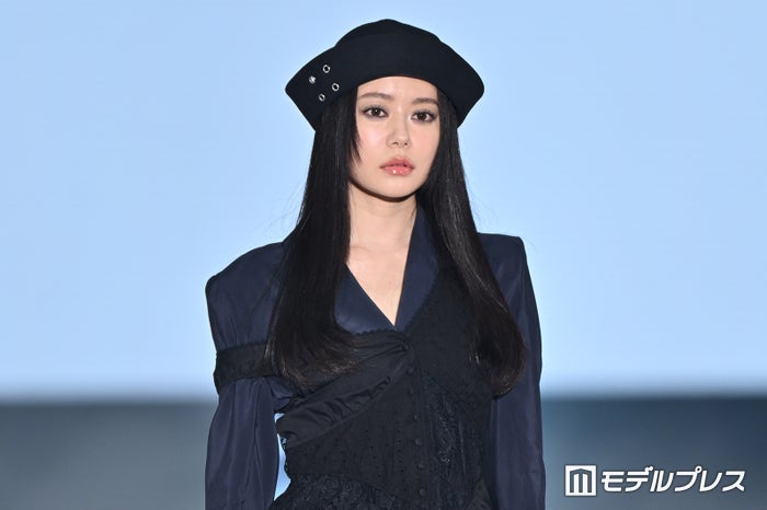 なごみ、レースタイツから美脚のぞく オーラ放つ全身ブラックコーデ【ガルアワ2026SS】