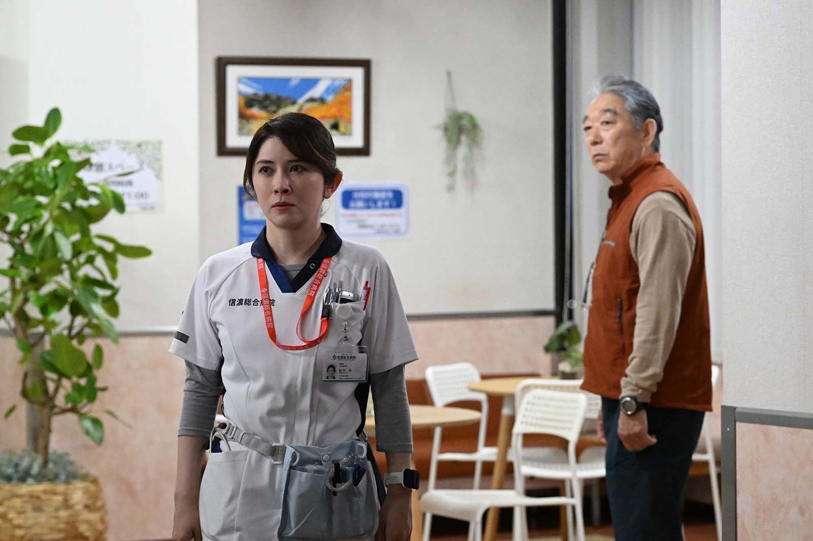 宮澤エマ、石丸謙二郎「マウンテンドクター」第4話より（C）カンテレ