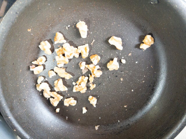 くるみを粗く砕き、フライパンで香りが立つまで、軽く乾煎ります。