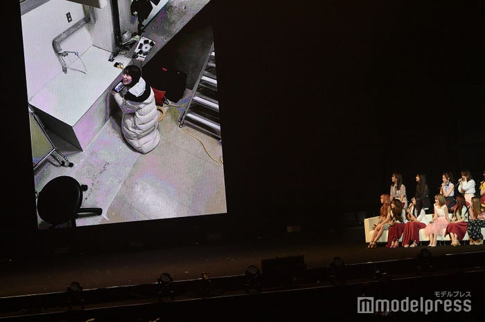 ファンミーティングで公開された宮脇が楽屋の隅っこでゲームの充電をする姿 (C)モデルプレス