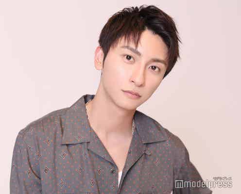 AAA與真司郎、美腹筋際立つ水着姿 世界1人旅ショットに「絵になる」「ムキムキでかっこいい」と反響