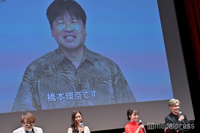 佐藤二朗からビデオメッセージ(下左から)福田雄一監督、新木優子、橋本環奈、岩田剛典(C)モデルプレス