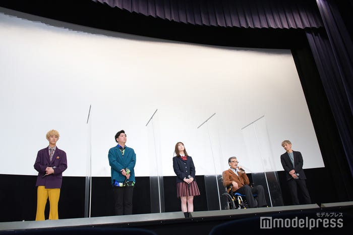 (左から)all at once(NARITO、 ITSUKI)、岩本蓮加、宝田明、三宅伸行監督(C)モデルプレス