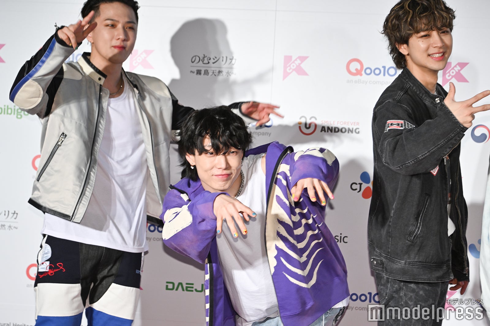 ノリノリでフォトセッションに応じるDK、BOBBY、SONG（C）モデルプレス