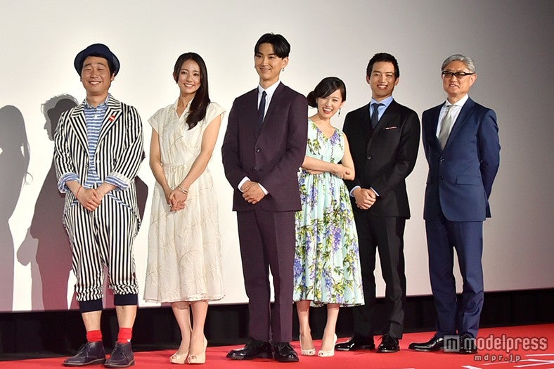 映画『イニシエーション・ラブ』完成披露試写会舞台挨拶／左から：前野朋哉、木村文乃、松田翔太、前田敦子、三浦貴大、堤幸彦監督