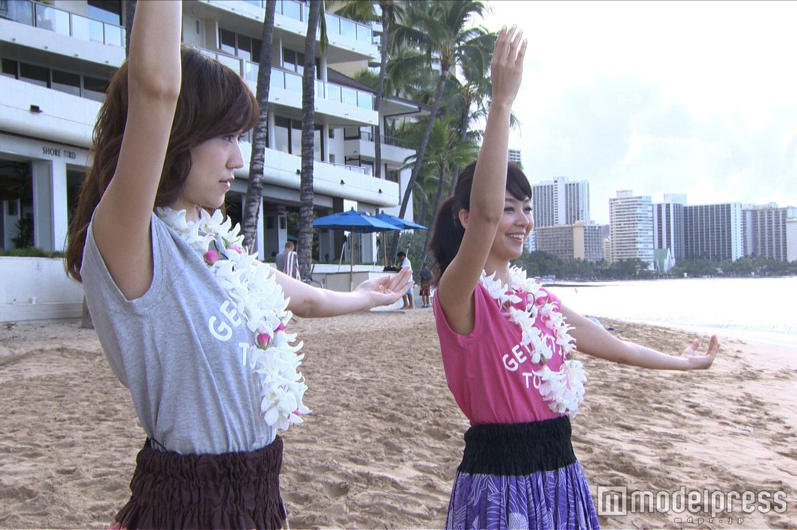 モーニング・フラに挑戦（右から）白石みき、近藤しづか（C）テレビ東京