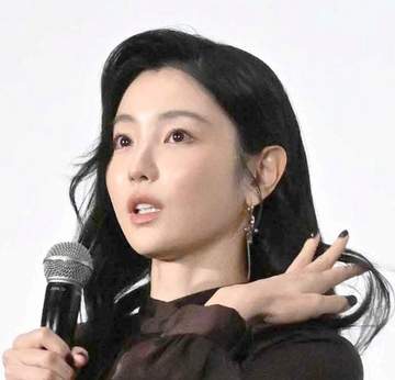 めちゃ綺麗！ 噂の171cm女優、凄いスカートで舞台挨拶に現れた 突き抜けた美形の透明感が