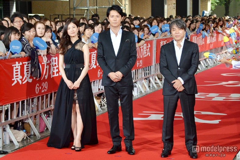 映画「真夏の方程式」のレッドカーペットイベントに出席した（左から）吉高由里子、福山雅治、西谷弘監督