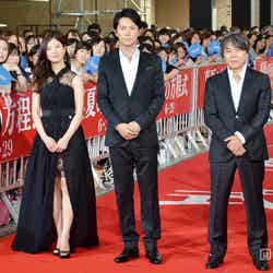 映画「真夏の方程式」のレッドカーペットイベントに出席した（左から）吉高由里子、福山雅治、西谷弘監督