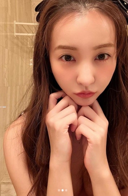 板野友美「服着てる？」SEXY自撮り写真にネットざわつく