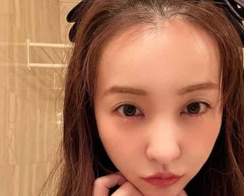 板野友美「服着てる?」SEXY自撮り写真にネットざわつく