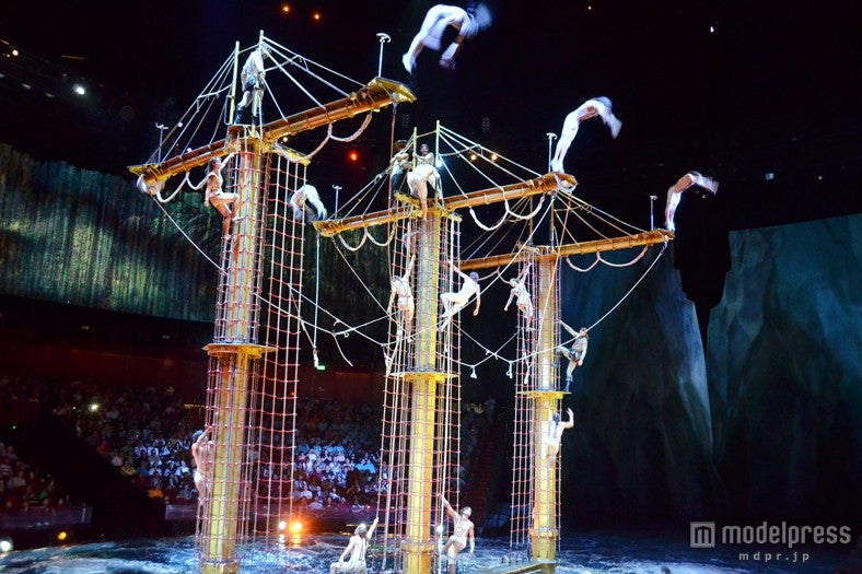 屋内とは思えないダイナミックな圧巻のパフォーマンス