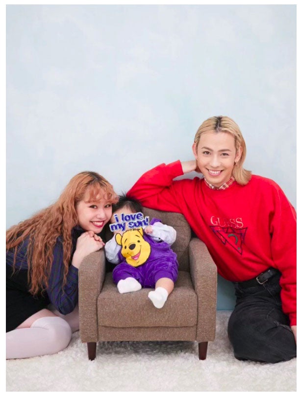 プーさんのお洋服を着たリンクくんとの家族ショット／ぺこオフィシャルブログ（Ameba）より