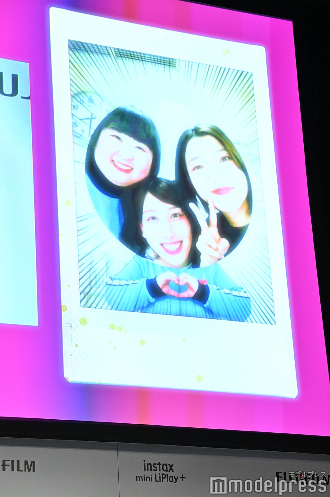 福田麻貴の披露したチェキ（C）モデルプレス