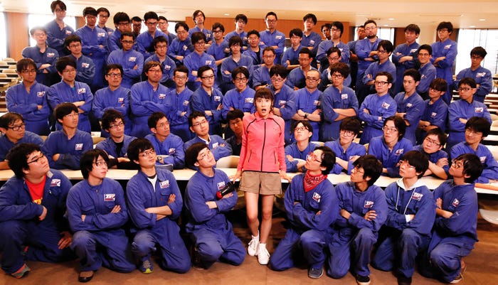 土屋太鳳(中央)